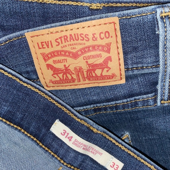 Straight Leg Levi’s - Picture 1 of 2